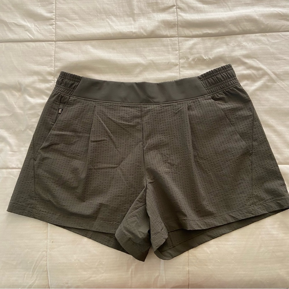 Athleta Textured Brooklyn Short Size 12